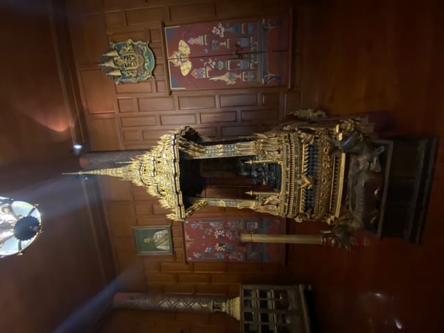 Busabok Thammas thrones, inside the Red Palace