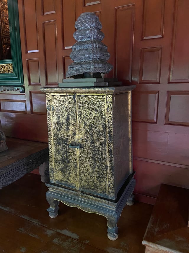 ตู้เก็บพระไตรปิฎกโบราณ
